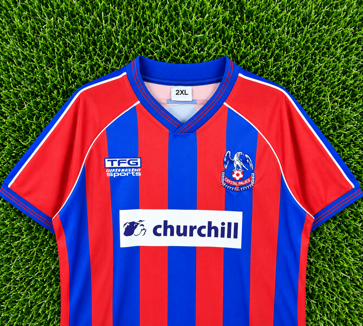 Camiseta Retro Crystal Palace FC 2001-03 TFG Churchill - Detalle escudo